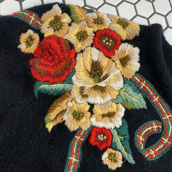 Herman Geist hand embroidered sweater size medium - Picture 2 of 4